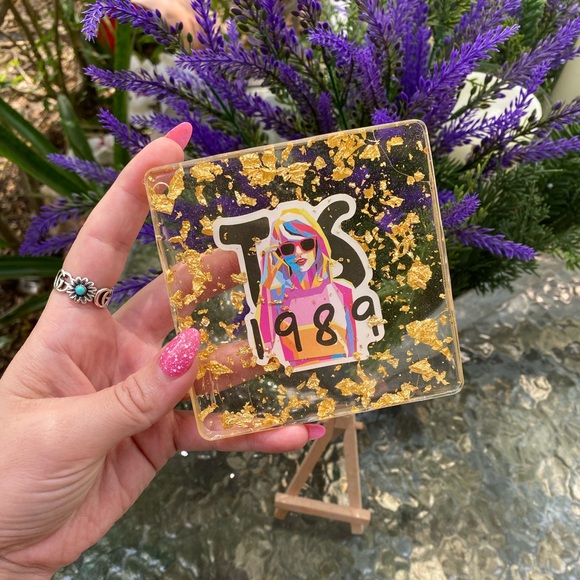 Taylor Swift 1989 Cartoon with Gold Flakes Resin Display Art & Mini Easel - Picture 7 of 17